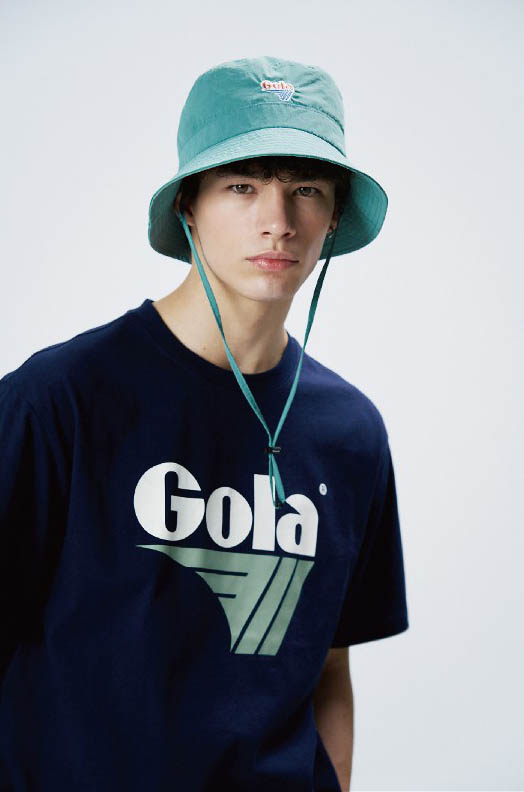 원더플레이스 × Gola — 남자외국인모델, 네이비 로고 티와 버킷햇
