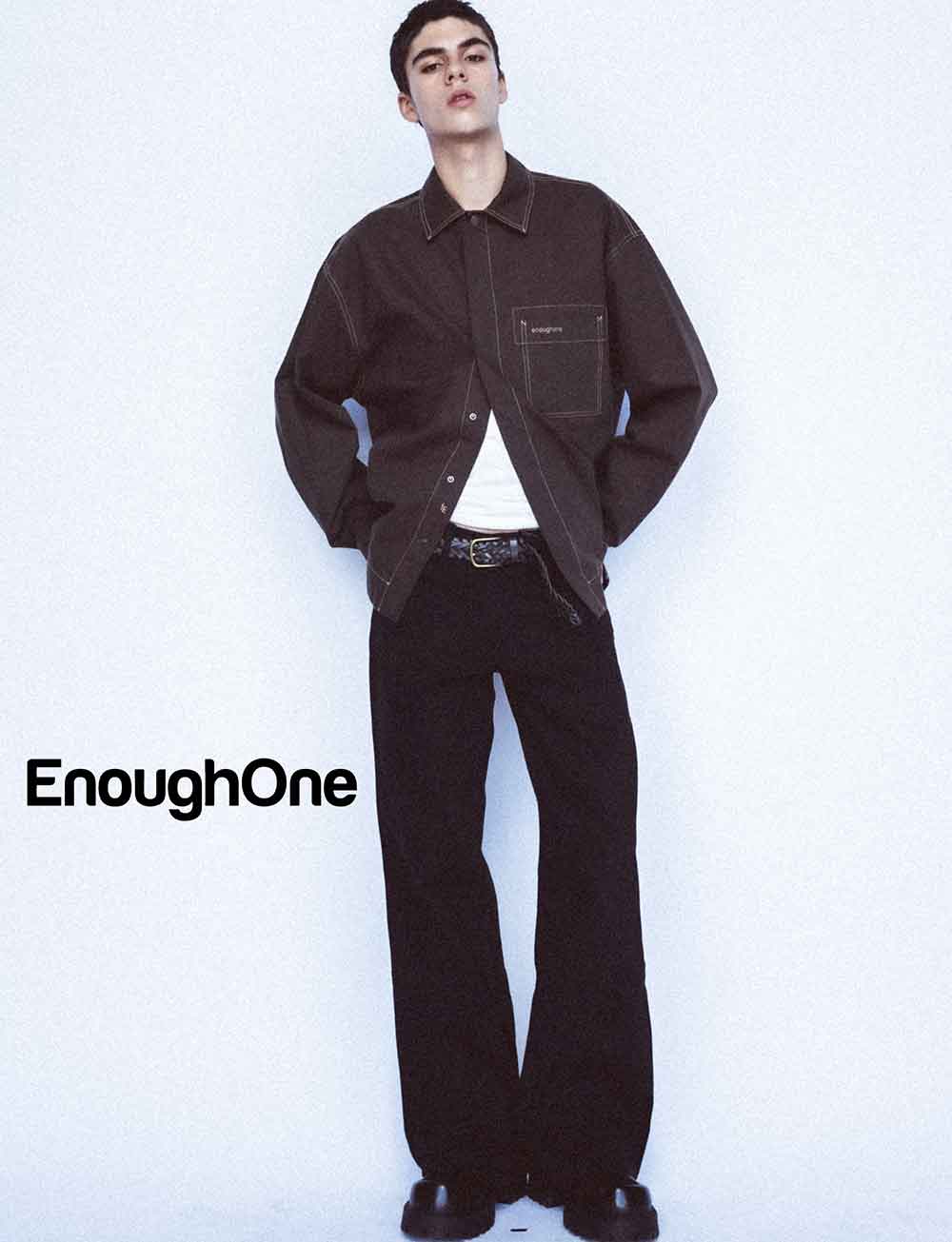외국인모델섭외 EnoughOne 다크 브라운 오버핏 셔츠와 블랙 팬츠를 착용한 외국인 모델