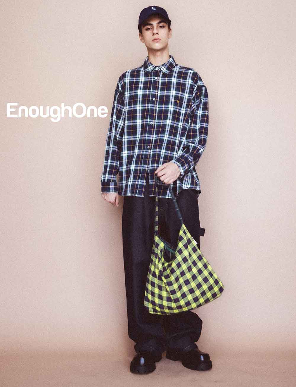 외국인모델섭외 EnoughOne 네이비 체크 셔츠와 블랙 와이드 팬츠를 착용한 외국인 모델